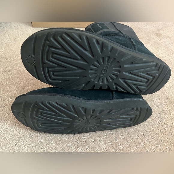Ugg boots. Gently used, classic short, size 10 - Picture 4 of 4